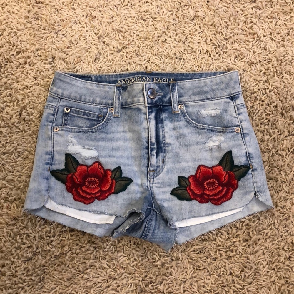 JEAN SHORTS WITH ROSE ACCENT